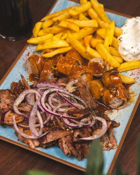 Gyros mit Zwiebeln, Wurst und Pommes bei Zaki’s